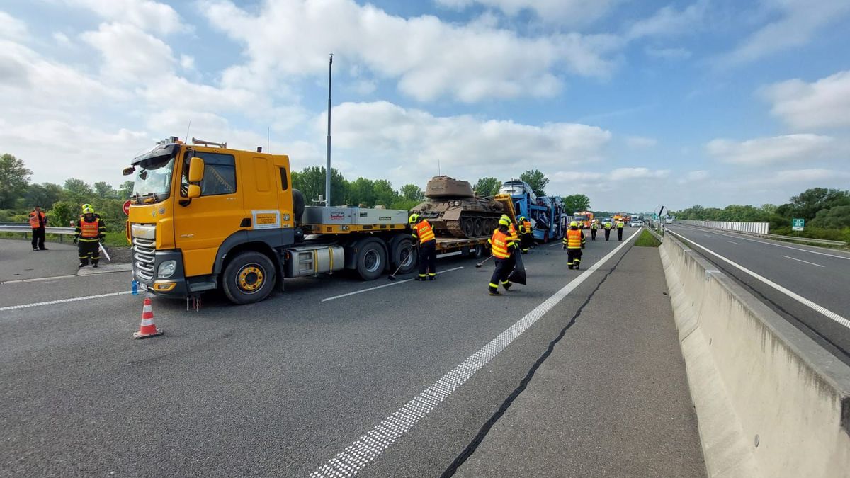 Obvinili řidiče kamionu z Litvy, který na D1 vtlačil fabii pod tahač s tankem
